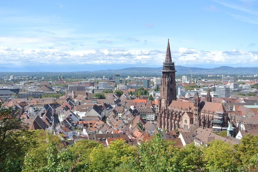 Freiburg im Breisgau in Süddeutschland, bekannt für Weinberge und das Münster aus der Luft
