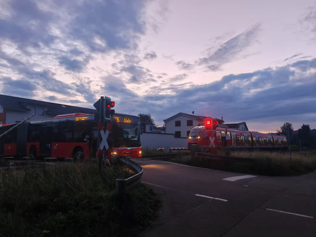 Ein Bus der Linie 7335 zwischen Bad Säckingen und Schopfheim bleibt in Wallbach auf dem Bahnübergang stehen und lässt sich vorerst nichtmehr bewegen - Was ist hier passiert?