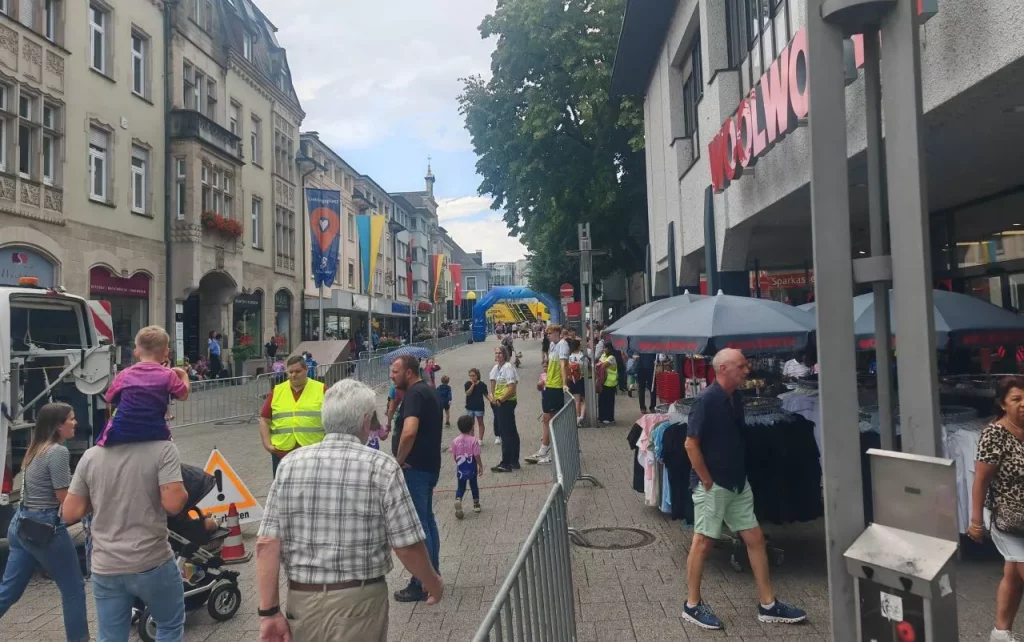 Ein Stück Laufstrecke des Trompeterlaufes in Bad Säckingen vor der Woolworth-Filiale in der Innenstadt